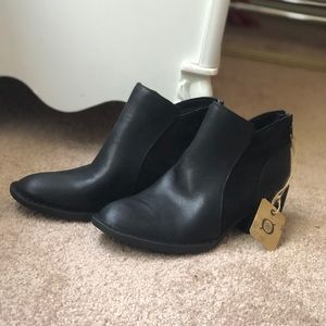 NWT Born boots